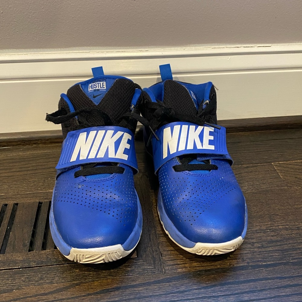 Boys Nike shoes size 7